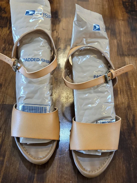 CUSHIONAIRE Sloan Faux Wood Sandals Honey Size 7.5 cottegcore whimsy boho - Picture 3 of 7